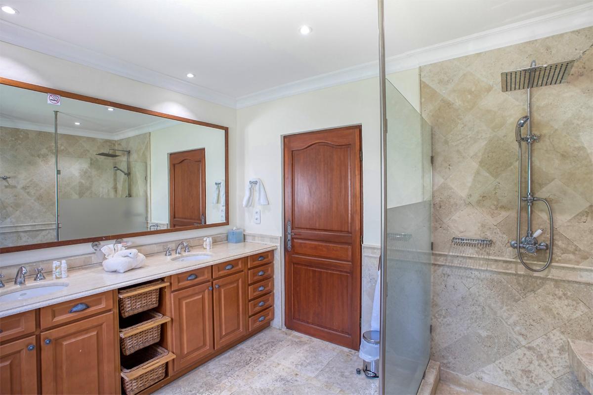 St Martin villa rental with private beach - The bathroom 1